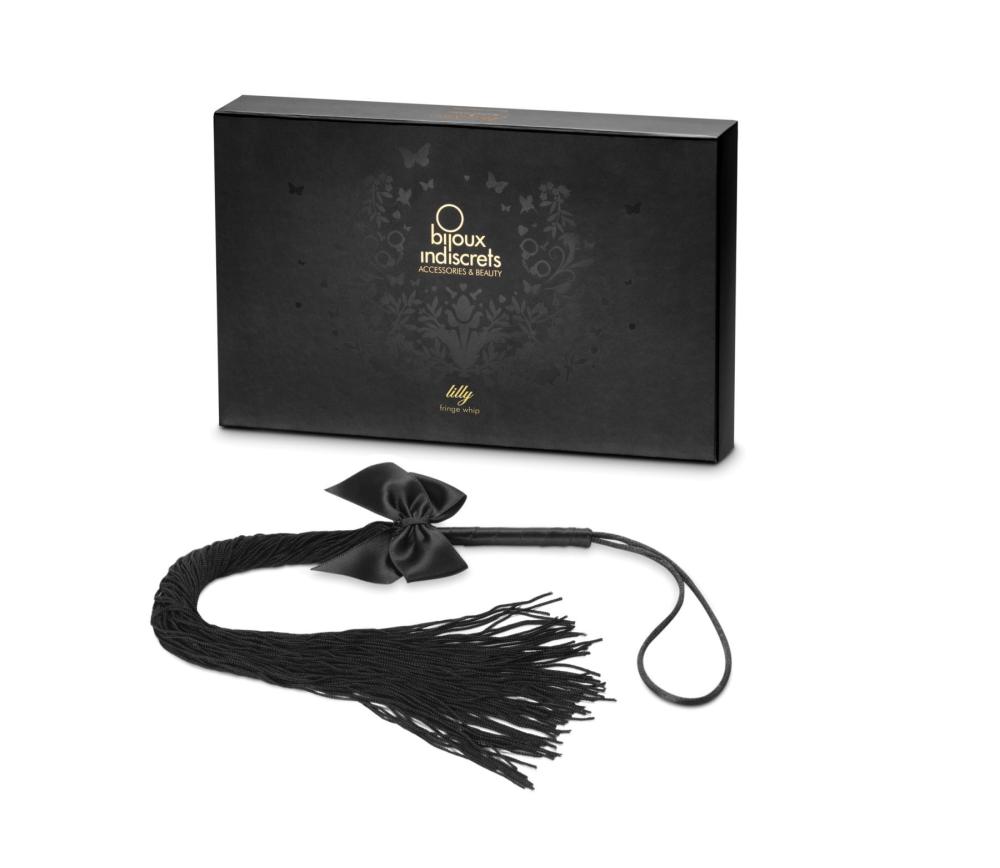 SO2330 Плеть Bijoux Indiscrets - Lilly - Fringe whip украшена шнуром и бантиком, в подарочной упаковке