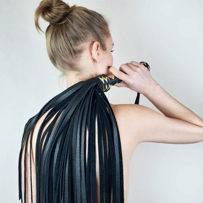 SO5173 Черный флоггер классический с золотой рукоятью, натуральная кожа, 50 хвостов, по 50см, рукоятка 20см