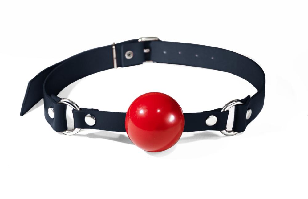 SO8266 Кляп силиконовый Feral Feelings Silicon Ball Gag Black/Red, черный ремень, красный шарик