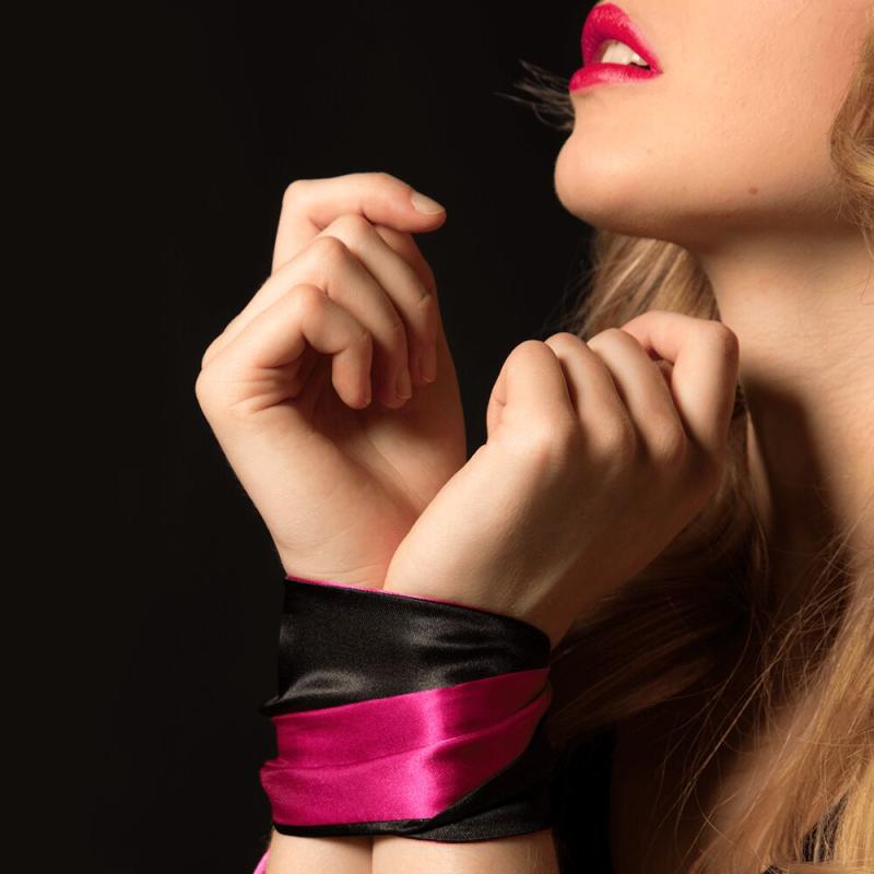 AD33519 Повязка-лента из сатина 2-в-1 Adrien Lastic Satin Sash (повязка на глаза и лента для связывания)