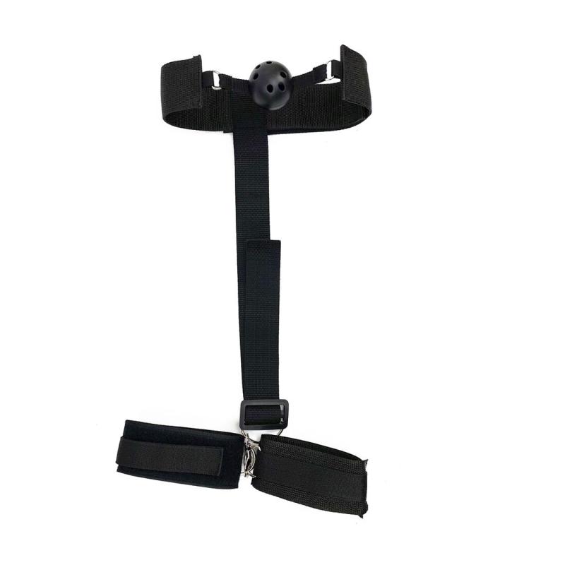 SO5151 Кляп с пластиковым шаром и наручниками Art of Sex - Handcuffed Gag  черный